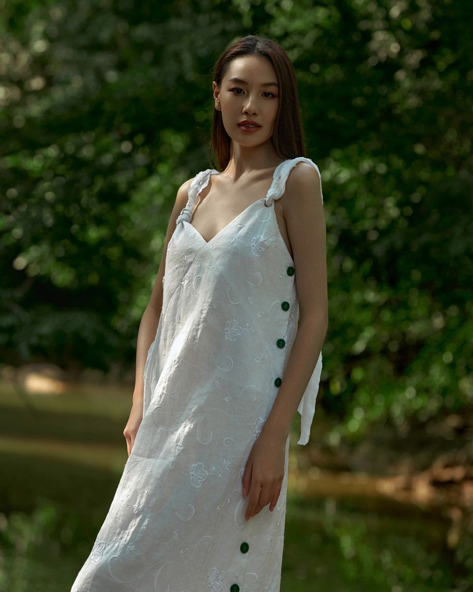 Đầm Cotton Thêu Trắng Hoa Nổi Into The Wood