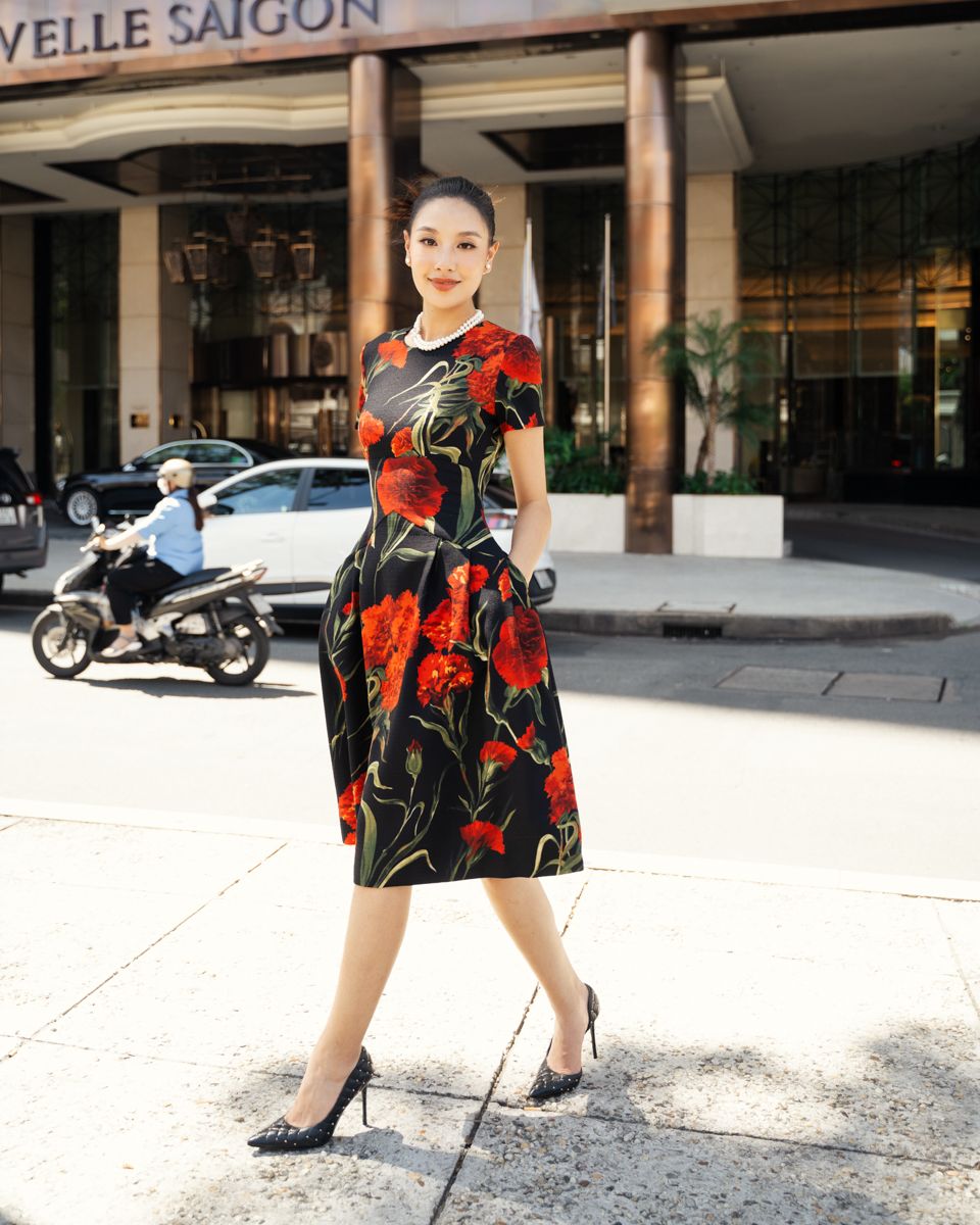 Đầm Gấm Nữ Đen Hoa Đỏ Sắc Màu Tự Do