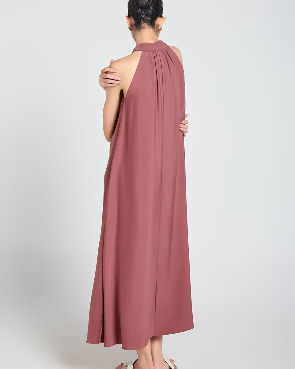 Đầm Lụa Hồng A Touch Of Effortless Elegance