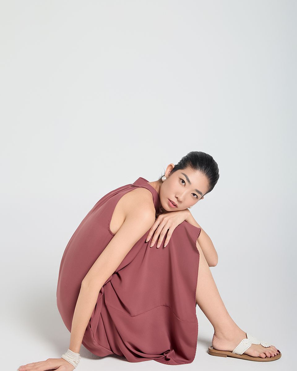 Đầm Lụa Hồng A Touch Of Effortless Elegance