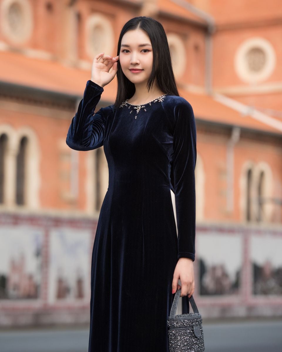 Áo Dài Nhung Xanh Đen Hòn Ngọc Viễn Đông