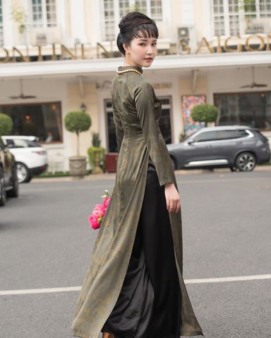  Áo Dài Lụa Xanh Rêu Hòn Ngọc Viễn Đông 