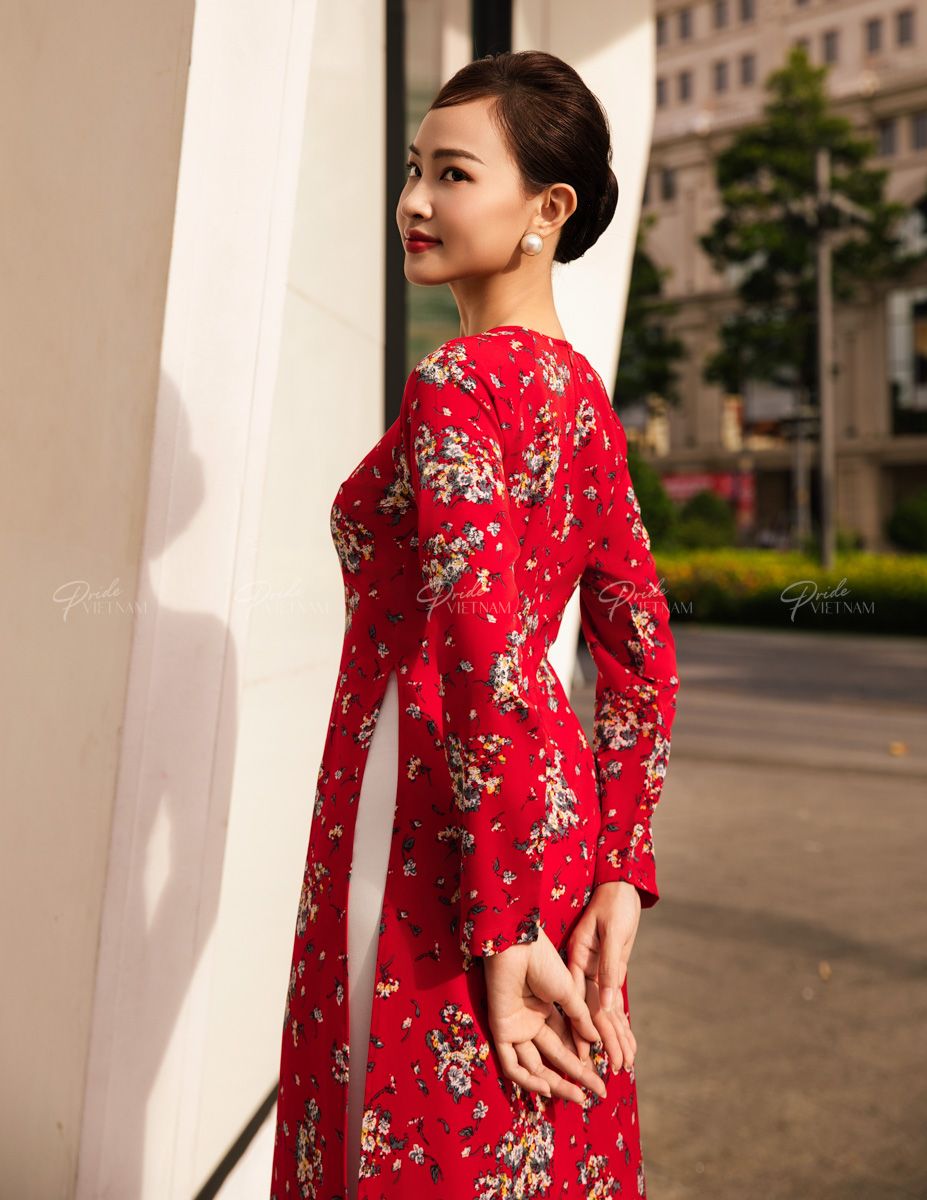 Áo Dài Lụa Đỏ Hoa Vàng Hòn Ngọc Viễn Đông