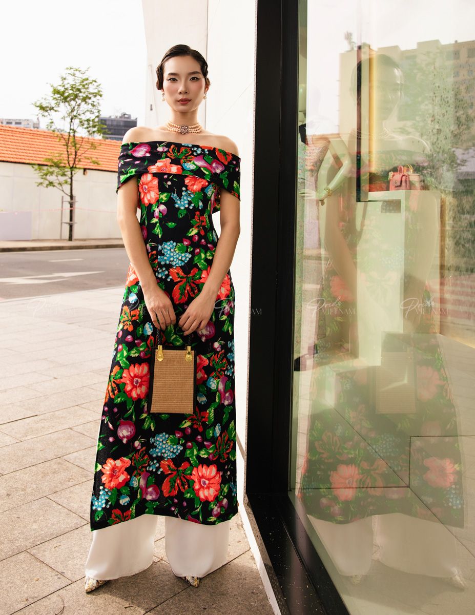Áo Dài Gấm Nữ Đen Hoa Pride Việt Nam