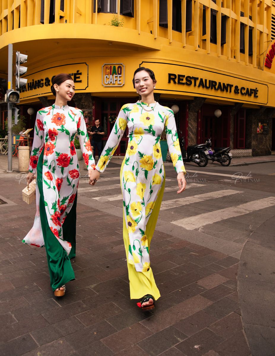 Áo Dài Lụa Họa Tiết Trắng Hoa Đỏ Hồn Việt