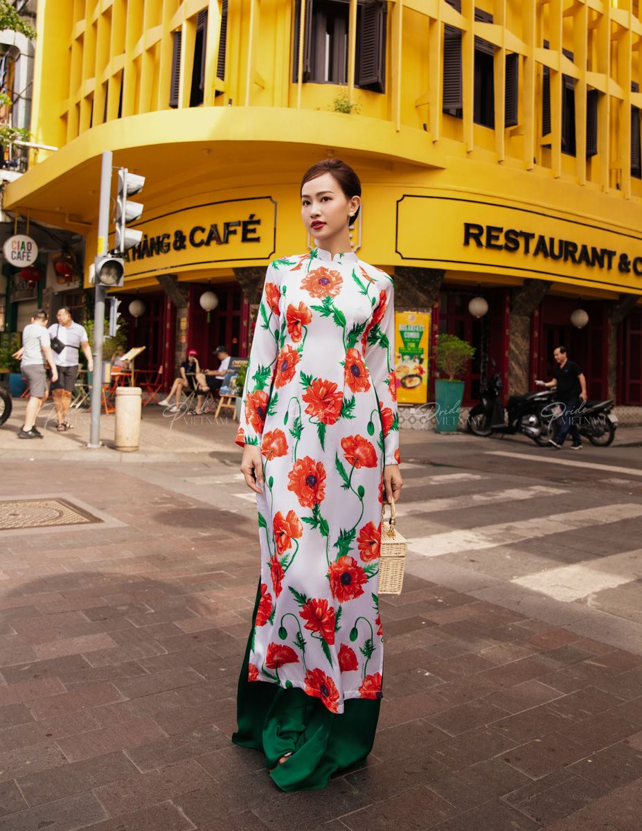 Áo Dài Lụa Họa Tiết Trắng Hoa Đỏ Hồn Việt