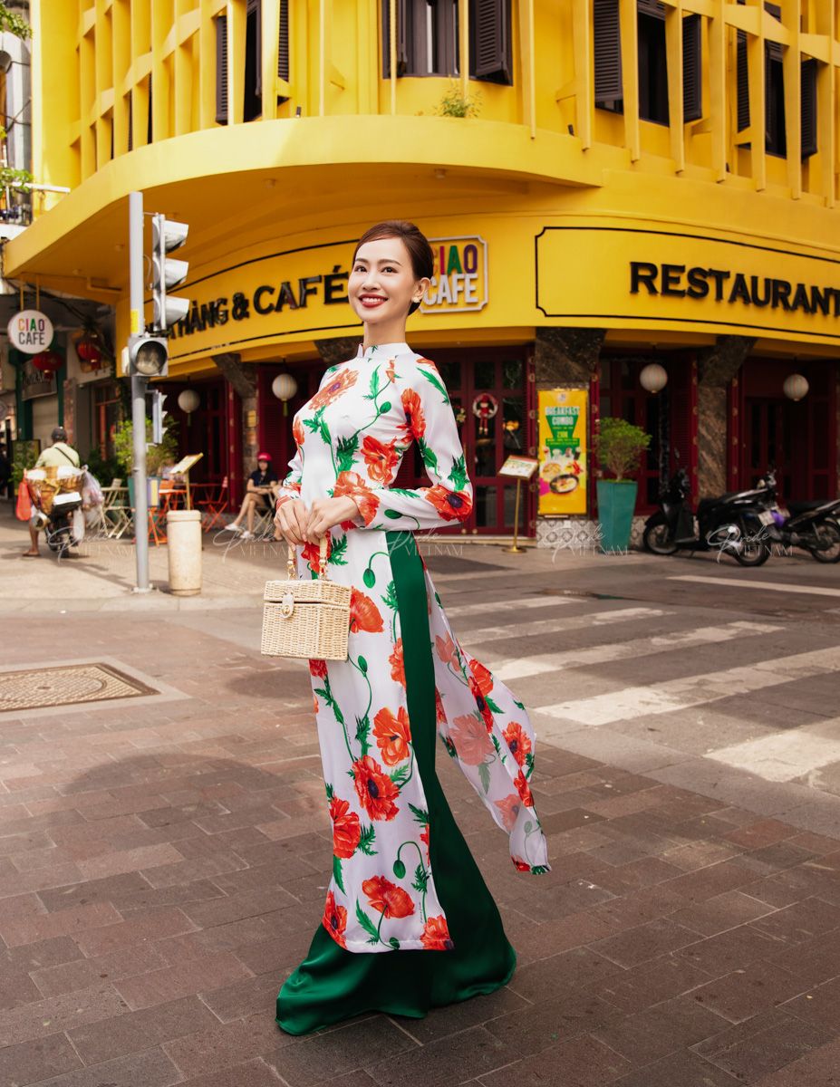 Áo Dài Lụa Họa Tiết Trắng Hoa Đỏ Hồn Việt