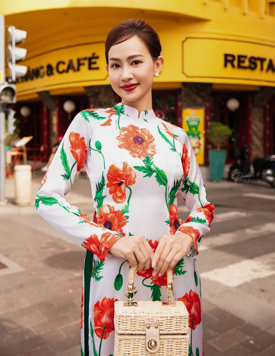 Áo Dài Lụa Họa Tiết Trắng Hoa Đỏ Hồn Việt
