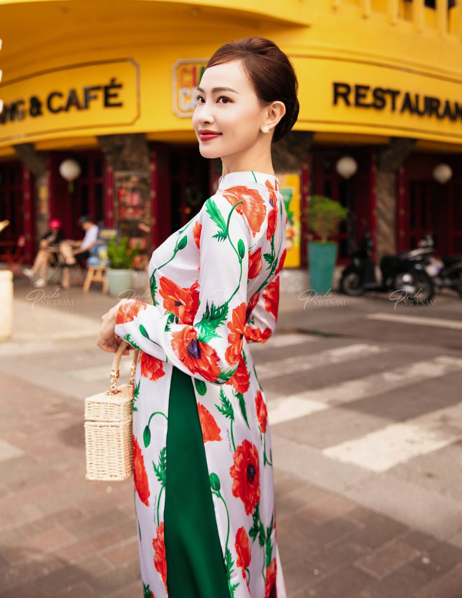 Áo Dài Lụa Họa Tiết Trắng Hoa Đỏ Hồn Việt
