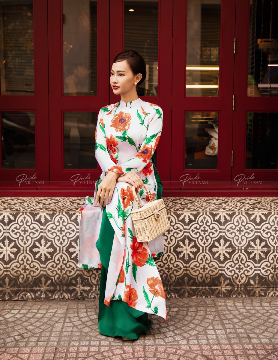 Áo Dài Lụa Họa Tiết Trắng Hoa Đỏ Hồn Việt