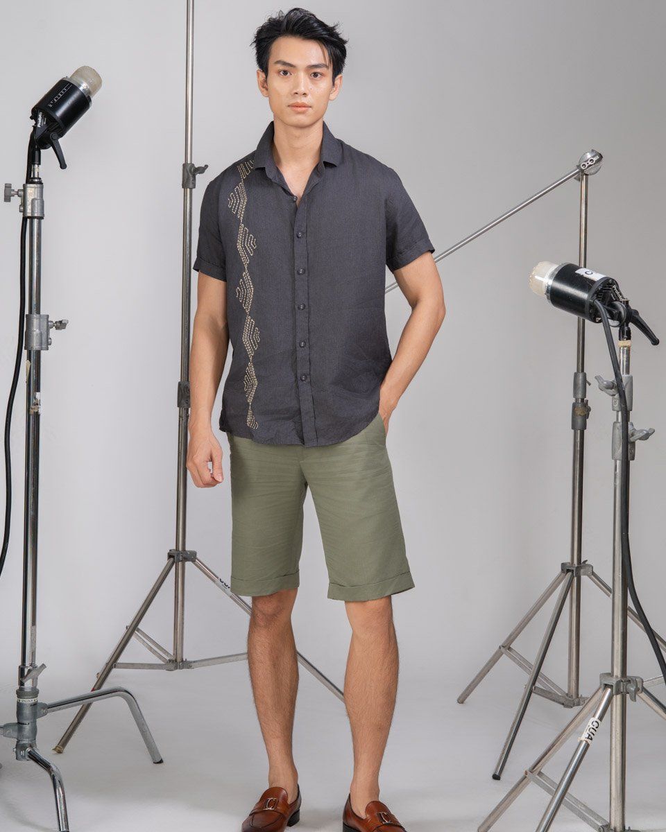 Áo Sơ Mi Nam Linen Xám Đen Thêu Tay Ngắn