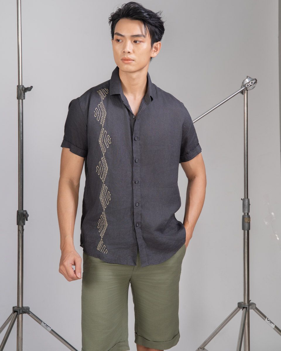 Áo Sơ Mi Nam Linen Xám Đen Thêu Tay Ngắn