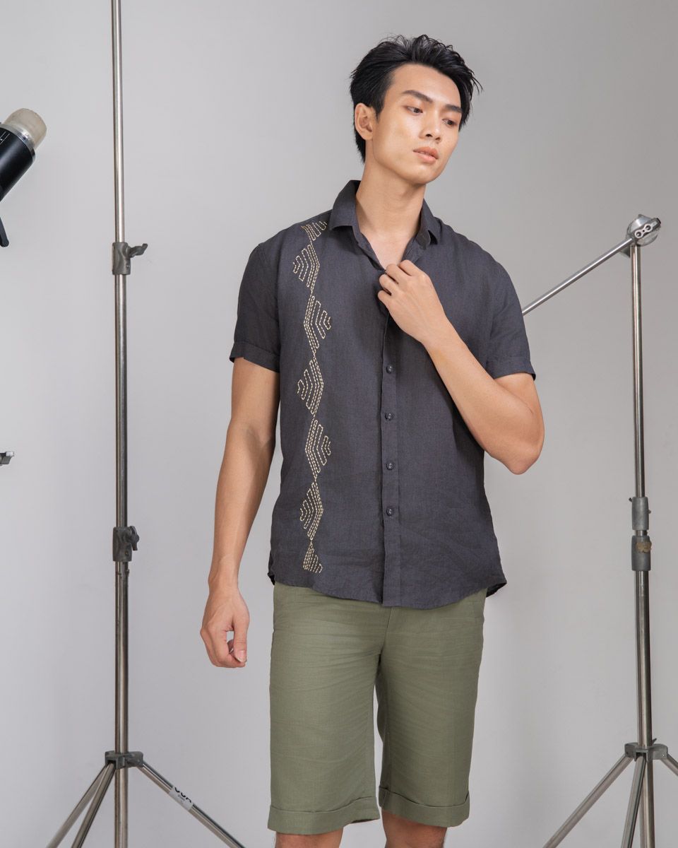 Áo Sơ Mi Nam Linen Xám Đen Thêu Tay Ngắn