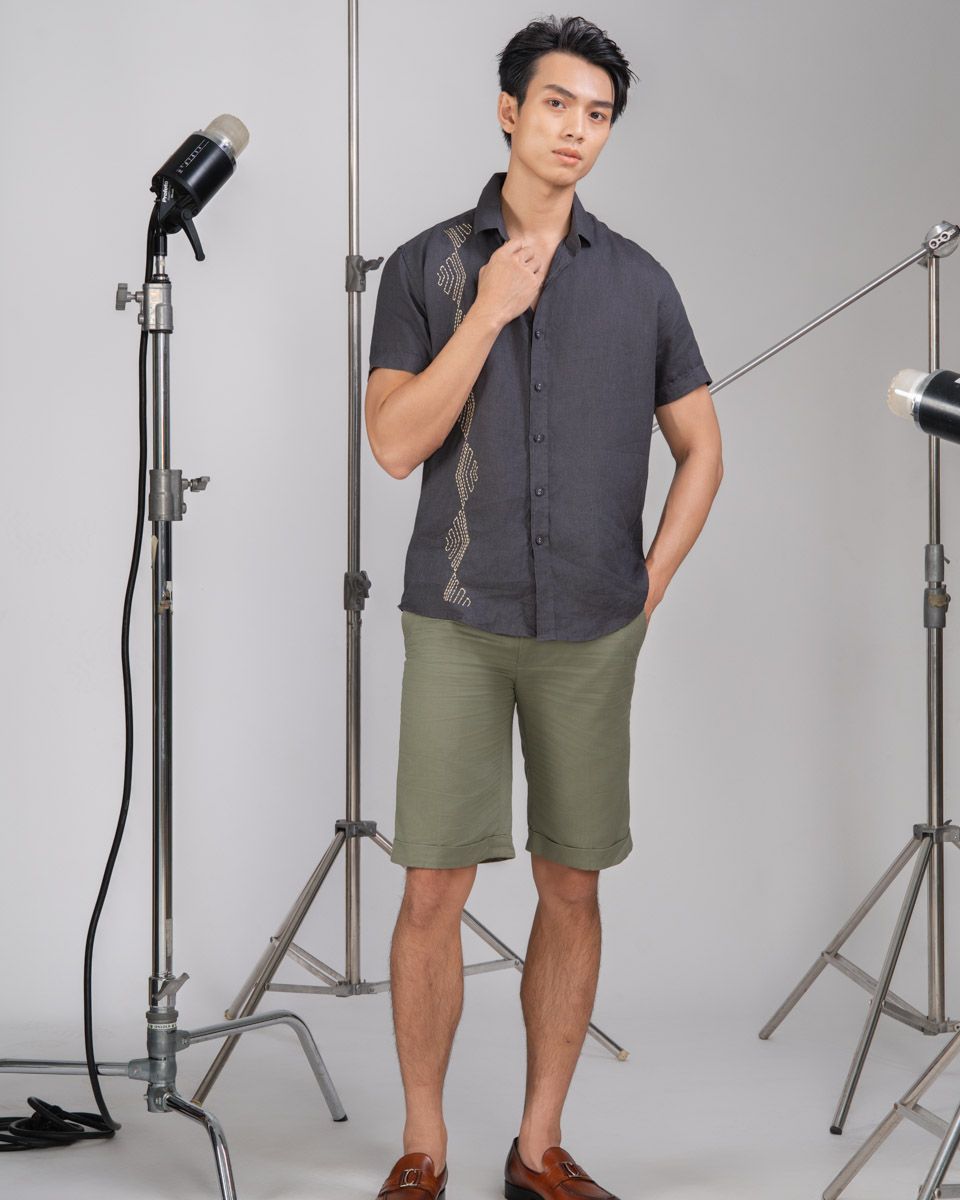 Áo Sơ Mi Nam Linen Xám Đen Thêu Tay Ngắn
