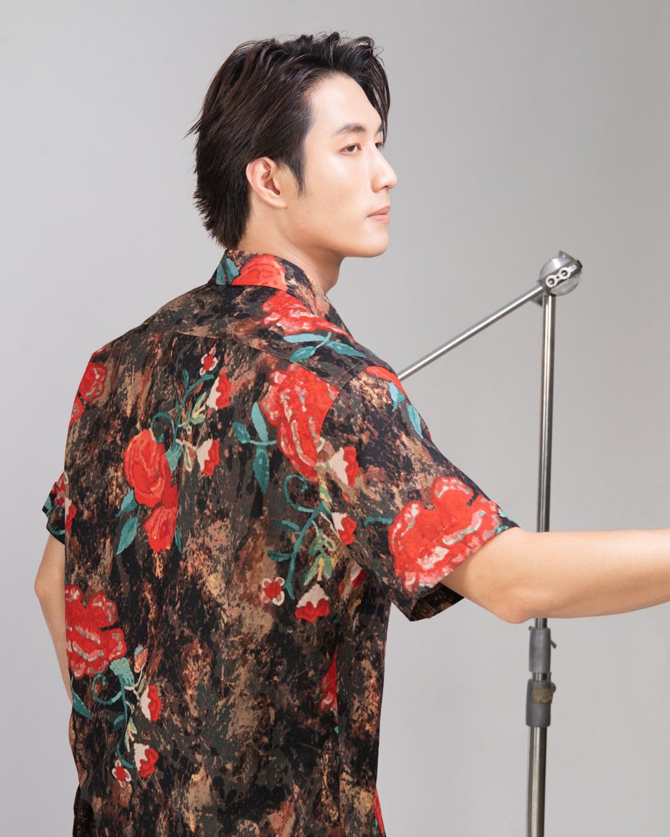 Áo Sơ Mi Nam Linen Nâu Hoa Đỏ Tay Ngắn