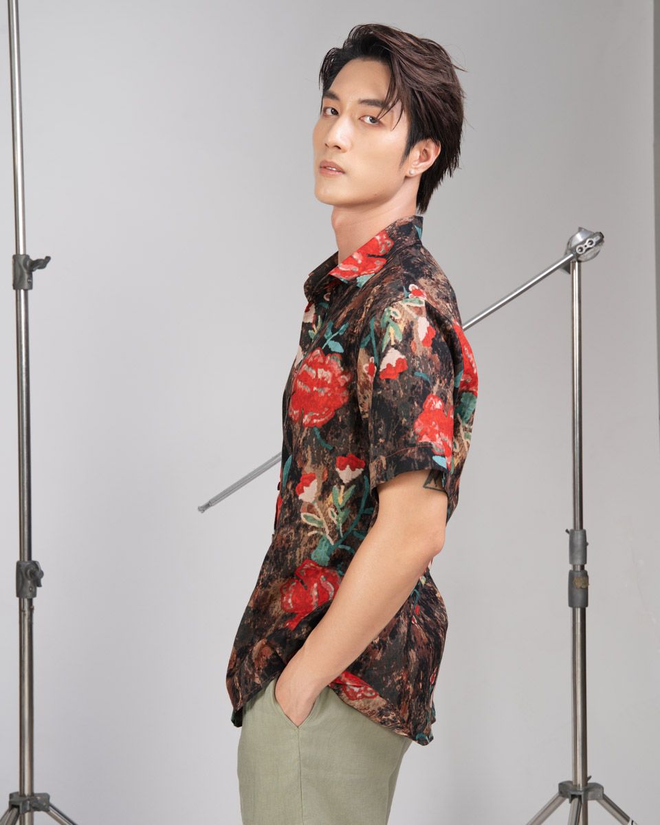 Áo Sơ Mi Nam Linen Nâu Hoa Đỏ Tay Ngắn