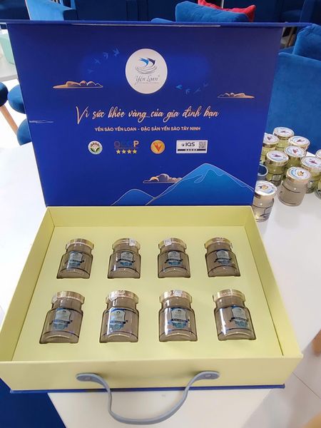 Hộp quai da 8 Hũ - Loại 7g Yến/Hũ Chưng Gừng và Đường Phèn: Phù hợp Cho Người Cao Tuổi, Phụ Nữ Trước và Sau Sinh, Người Bệnh