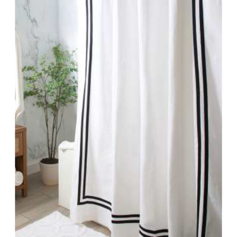 RÈM TẮM MODA 180X180CM MÀU TRẮNG VIỀN ĐEN BẰNG VẢI