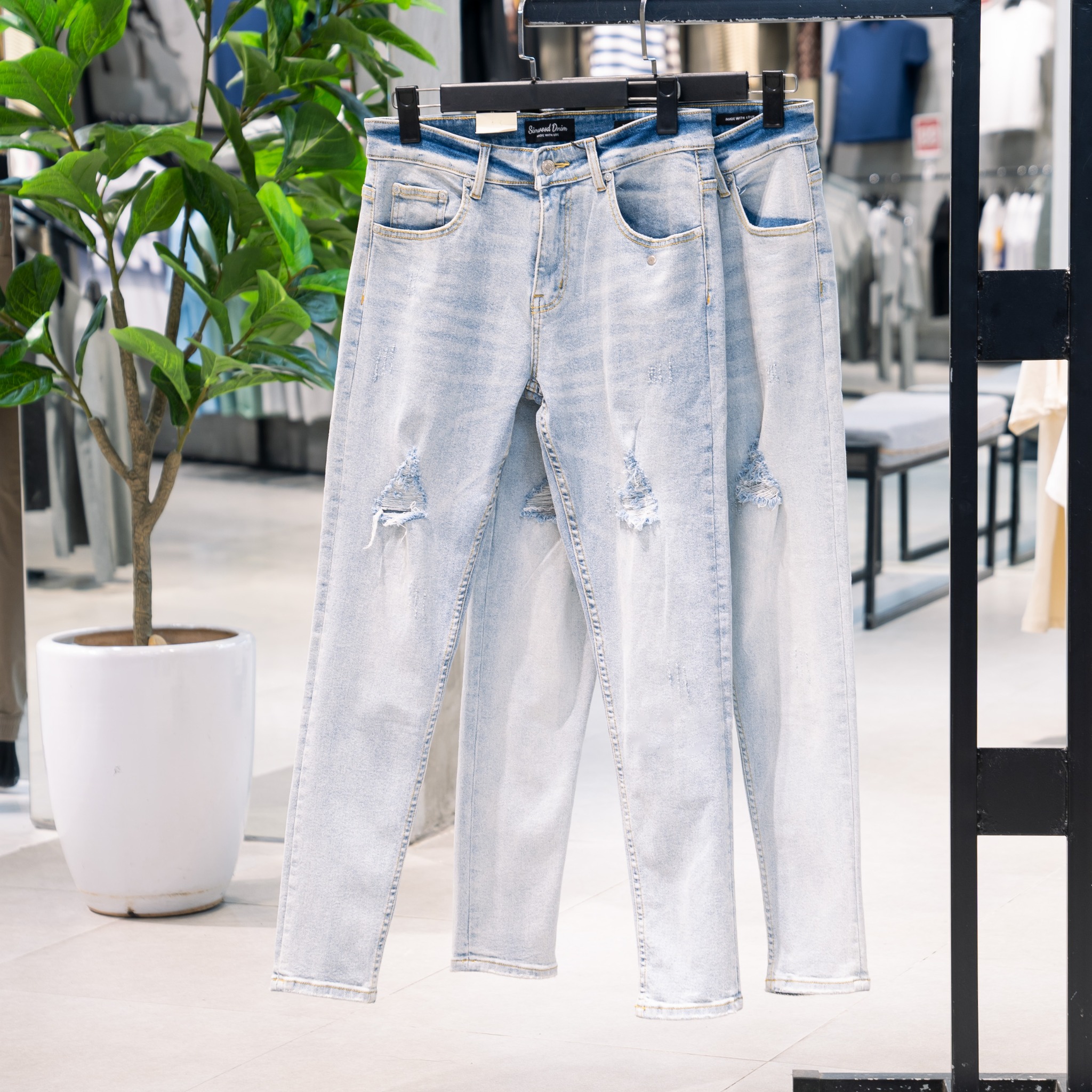 Quần Jeans Light Blue Wash Ripped Slim Tapper 1662