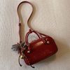 Túi trống Chio2nd đỏ kèm charm gấu 20cm