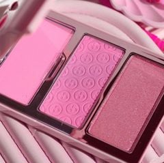 Phấn má One Size Cheek Clapper 3D Blush Trio gồm 1 ô dạng kem và 2 ô dạng phấn