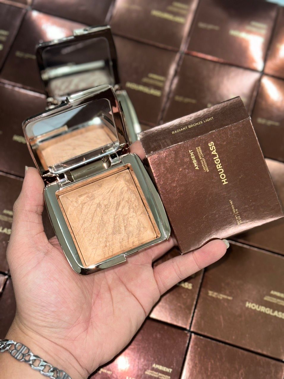 Phấn tạo khối Hourglass Ambient Lighting Bronzer 11g Vy Hí Beauty