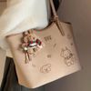 Túi Chio2nd họa tiết gấu kèm charm 32cm