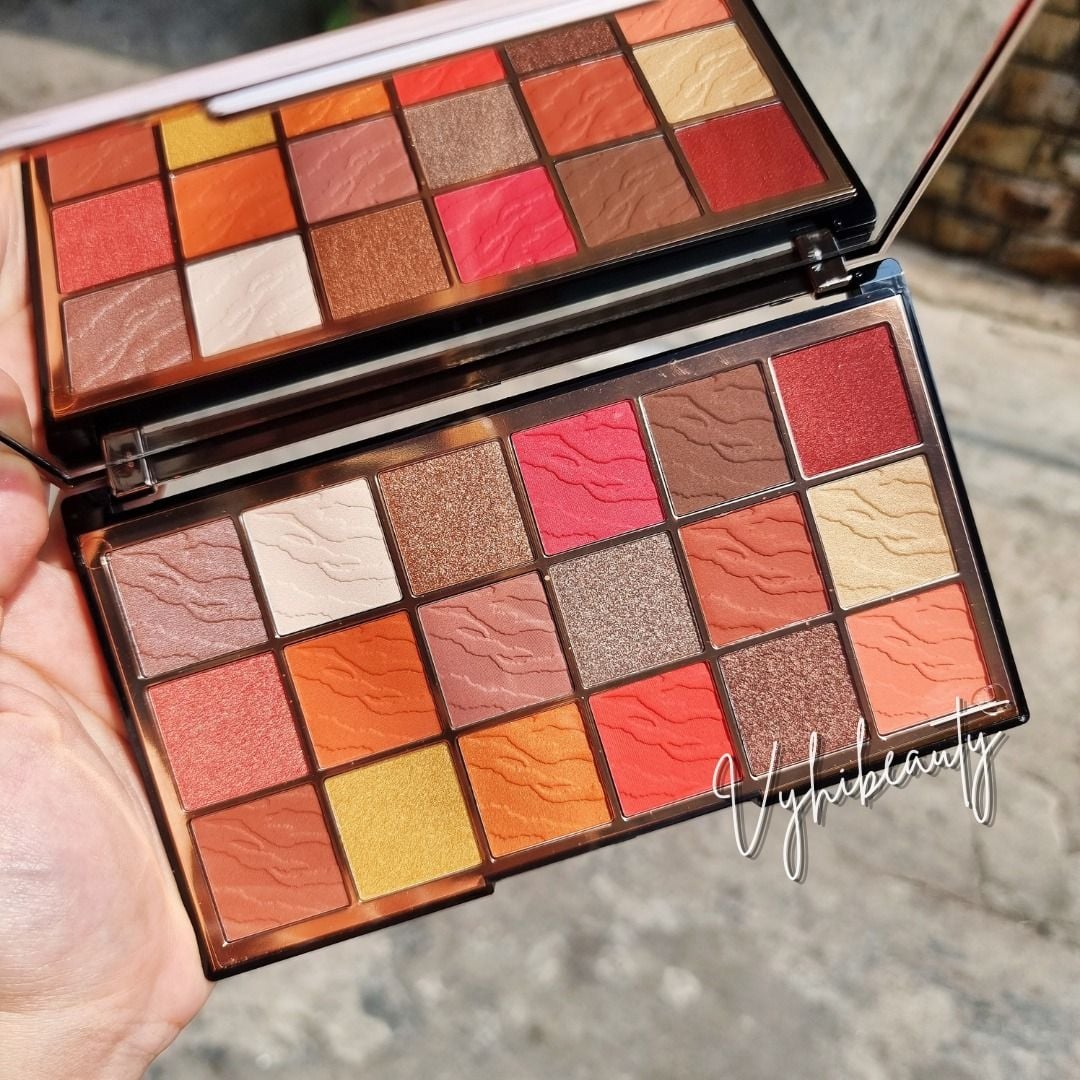 Bảng mắt Revolution Fierce Wild Animal 18 ô