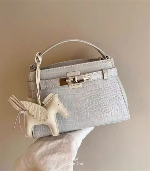 Túi Chio2nd da trám kèm charm ngựa 19 x 13cm