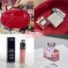 Set Dior gồm 1 nước hoa Miss Dior 5ml + son bóng mini 2ml + túi đỏ 18 x 14 x 6 cm