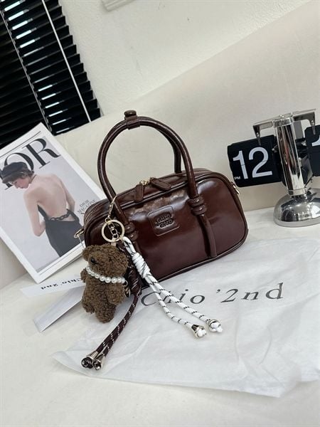 Túi trống Chio2nd nâu kèm charm cún