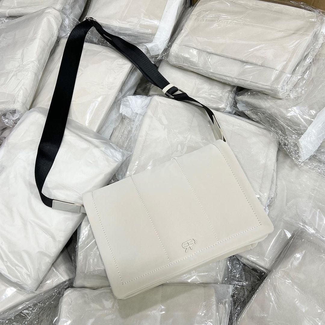 Túi Parfois xuất xịn size 28 x 18 x 9 cm màu trắng kem full tag và dust bag