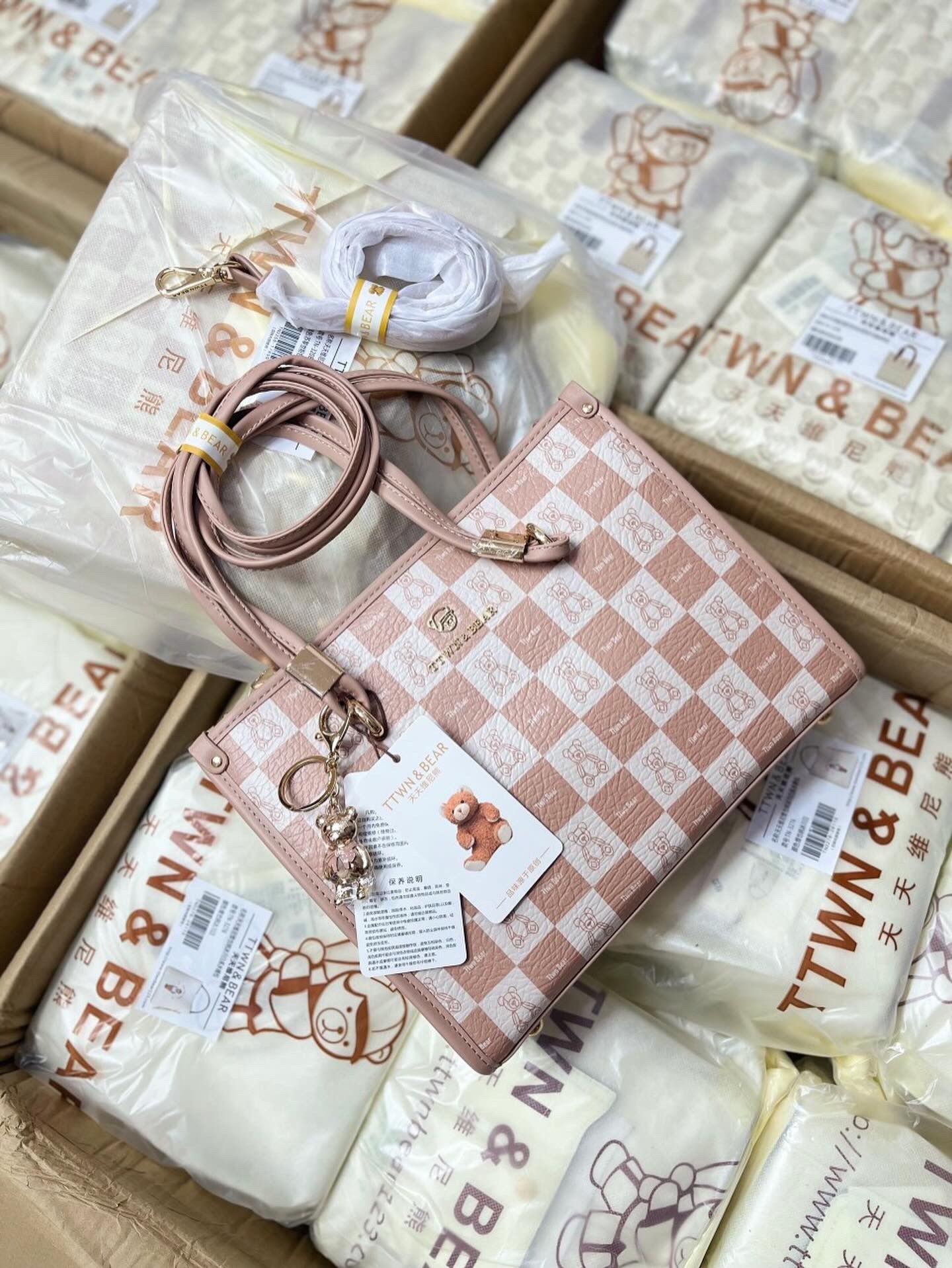 Túi TTWN hồng kèm keychain 28 x 22 x 9.5 cm