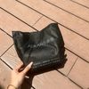 Túi Aokang da đen dây xích phối vàng 18 x 7 x 10cm