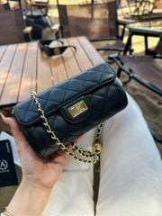 Túi Aokang da đen dây xích phối vàng 18 x 7 x 10cm