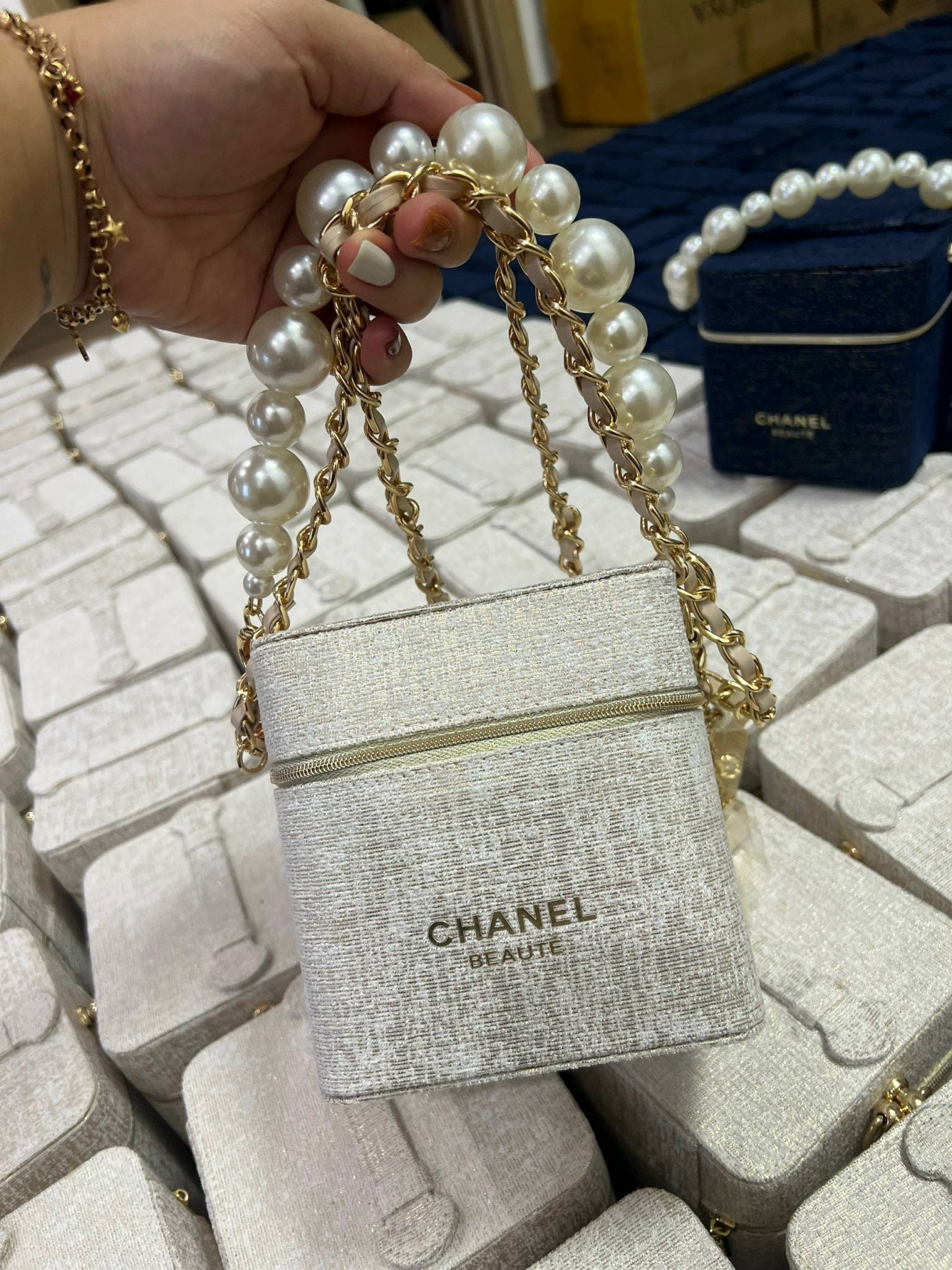 Túi đựng Makeup Chanel TRẮNG kèm PHỤ KIỆN 13 x 13 x 13 cm