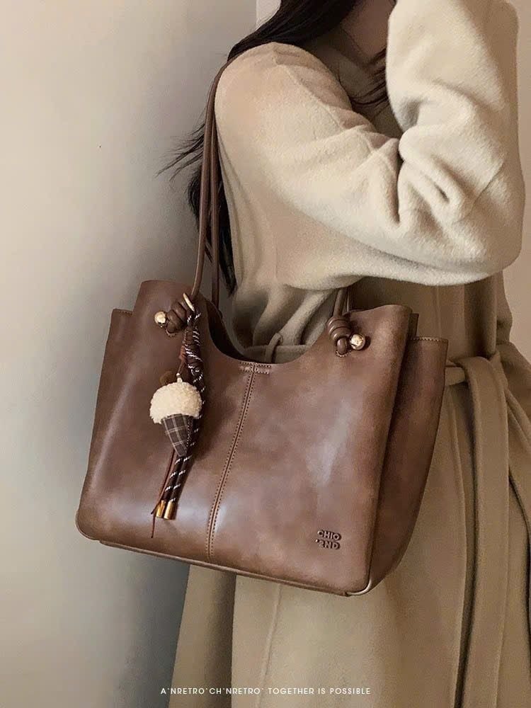 Túi Chio2nd nâu cổ điển 30cm kèm charm kem