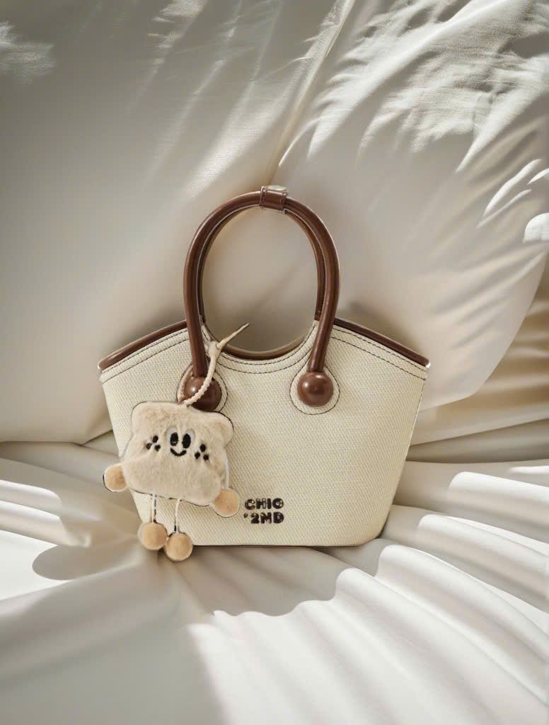 Túi Chio2nd kèm charm bọt biển 21cm