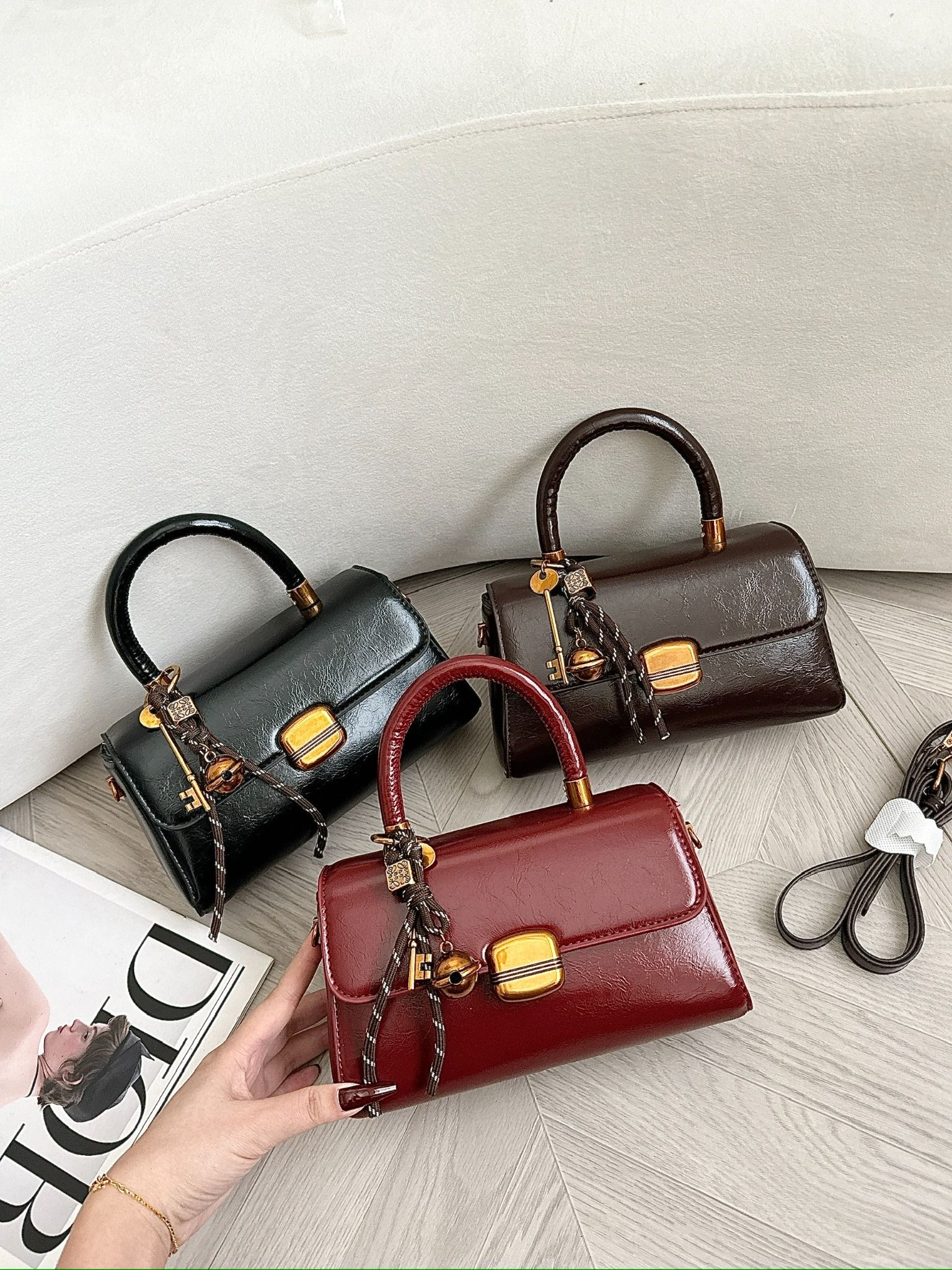 Túi quai da QC kèm charm lục lạc 22cm