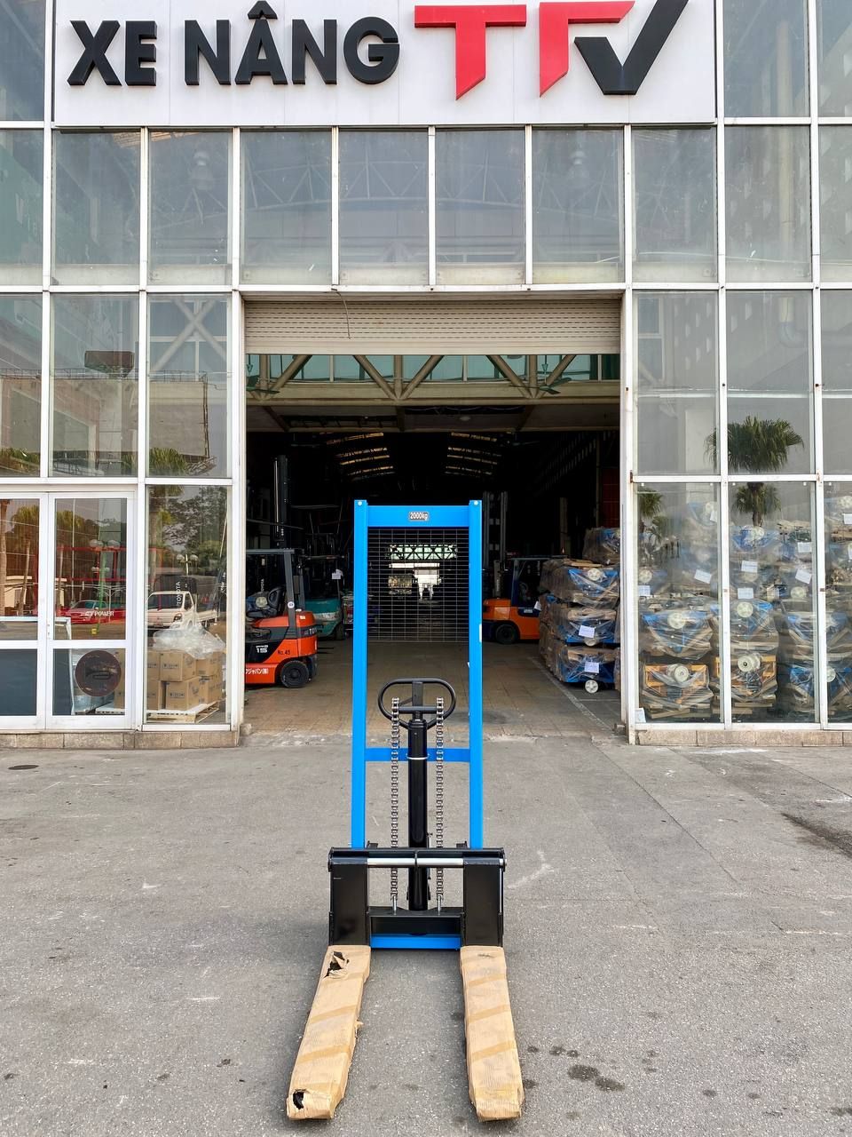 Xe nâng tay cao 2 tấn INTERLIFT nâng cao 1.6M, sx 2024, mới 100%
