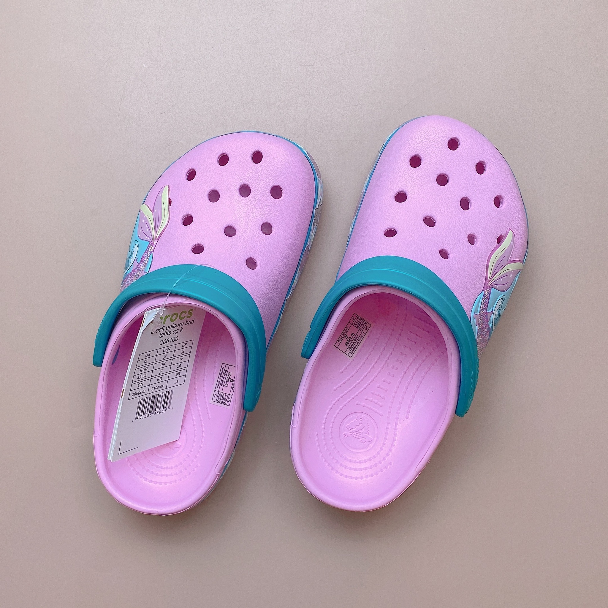 Sục Crocs màu hồng đuôi cá quai xanh BG