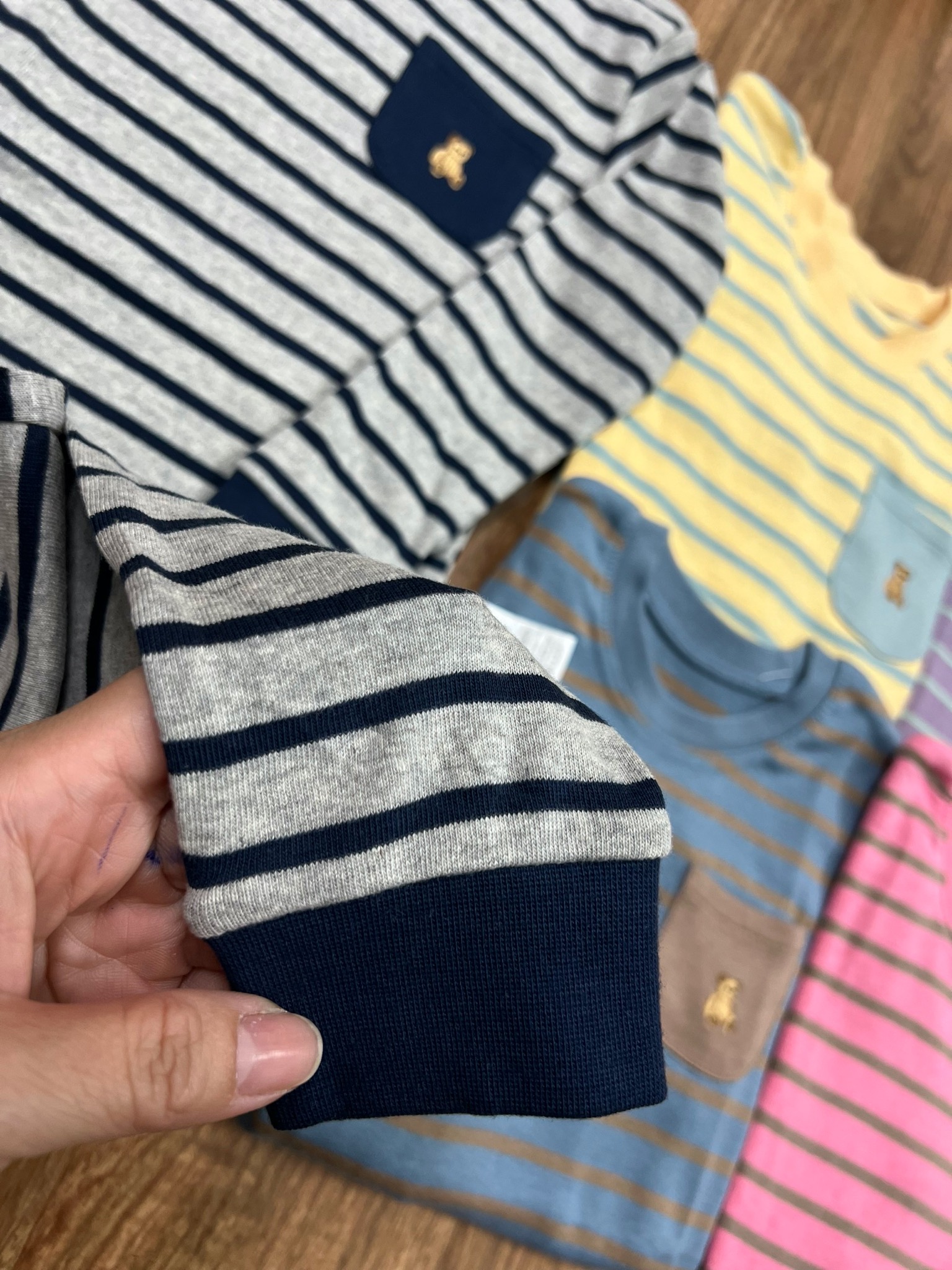Bộ cotton Uni xuất Hàn kẻ nhiều màu túi ngực thêu gấu size 90-160