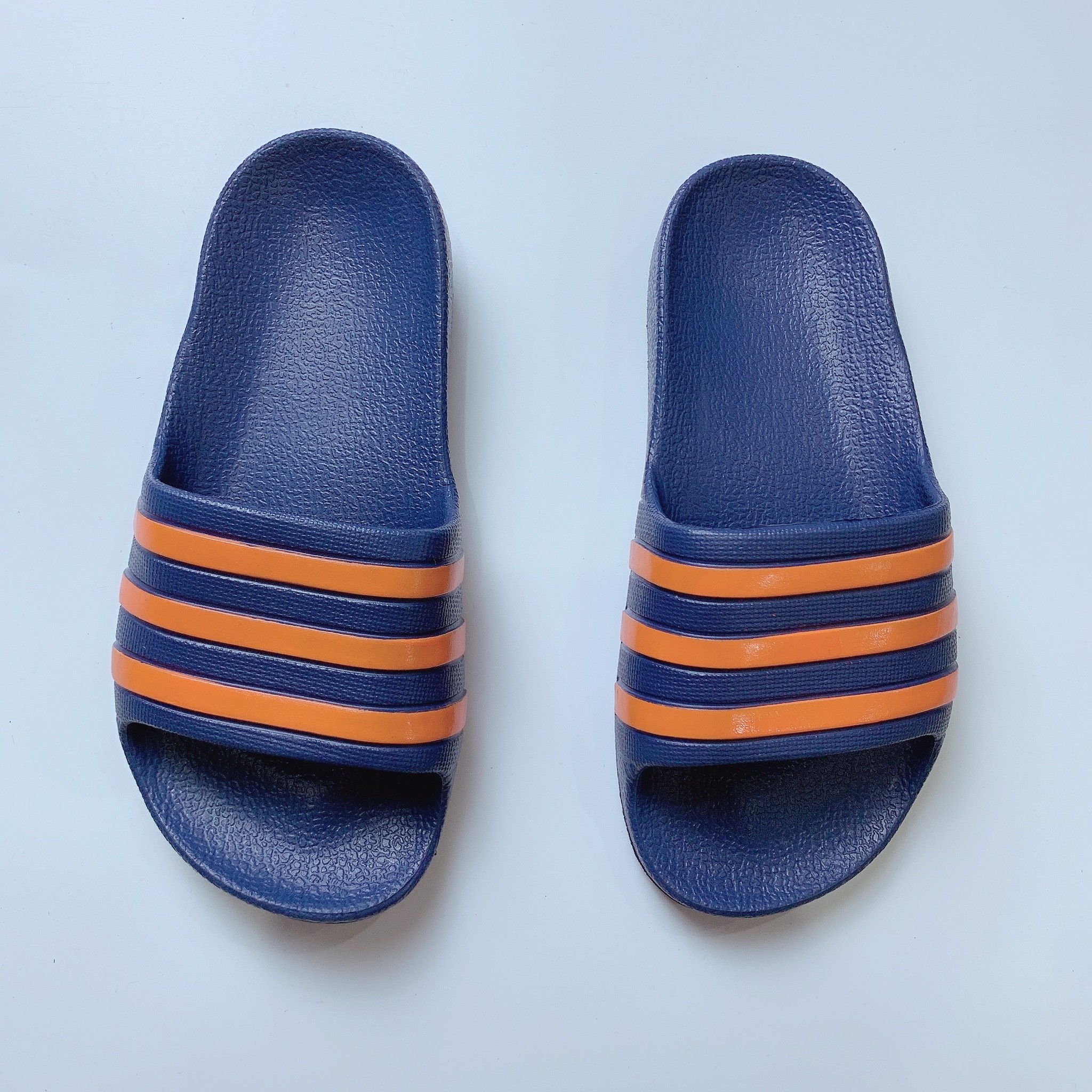 Dép Adidas đúc nguyên khối - navy sọc cam