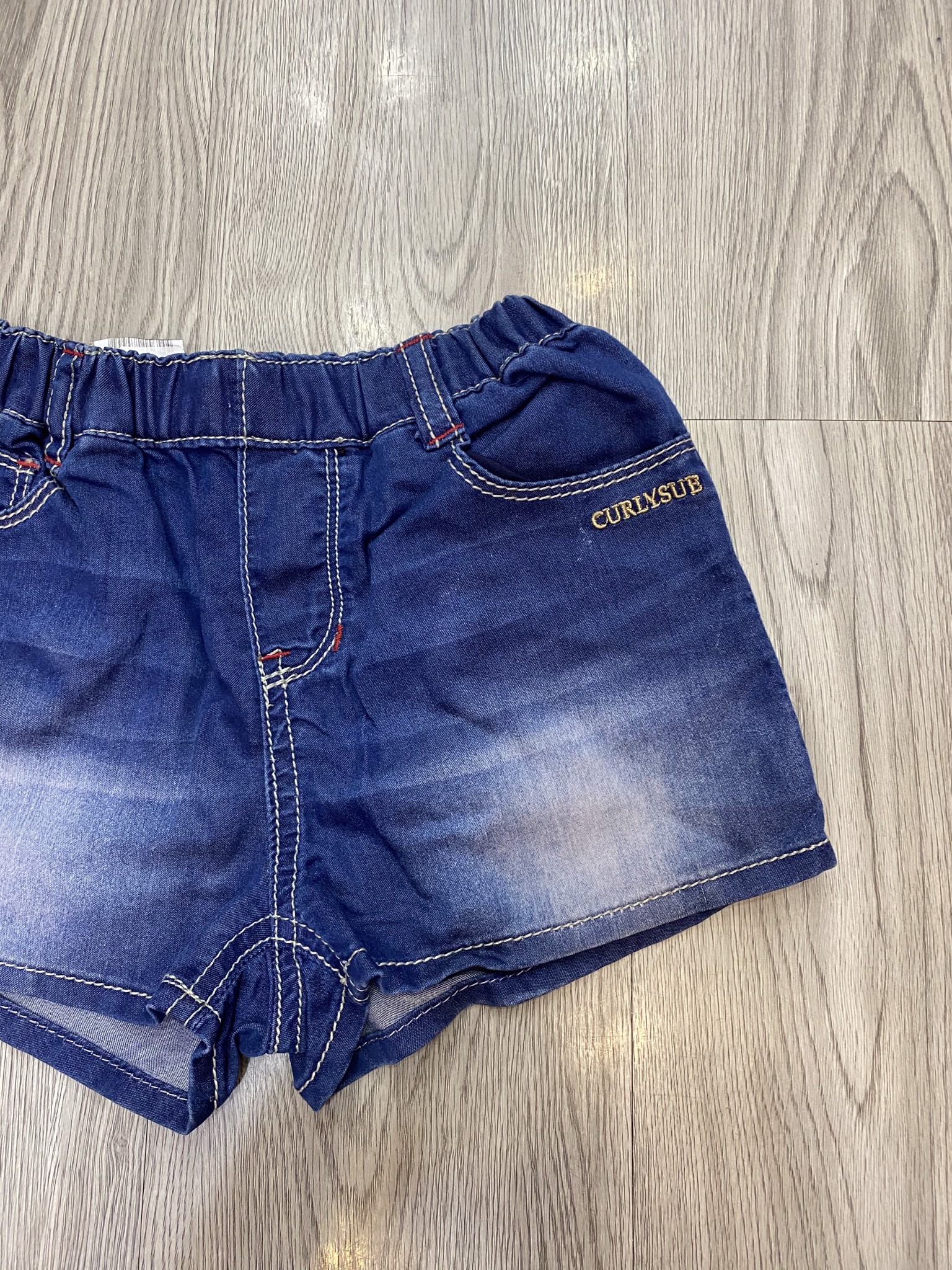 Quần short jean mềm màu xanh mài thêu chữ Curlysub
