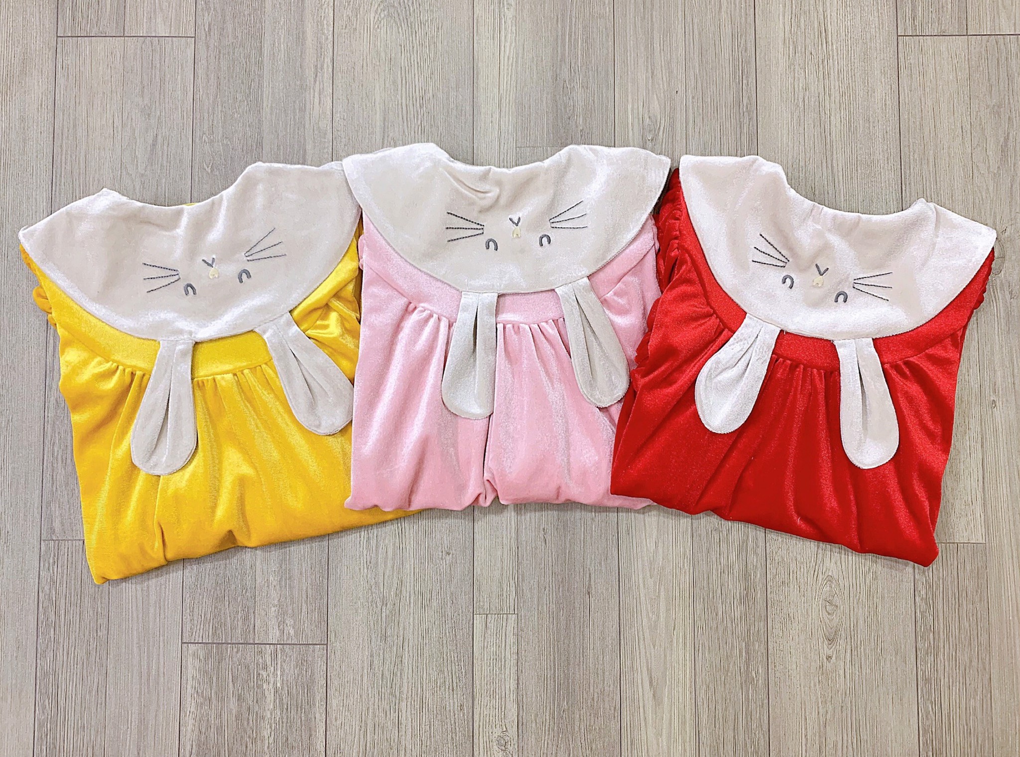Váy nhung cổ sen lưng thỏ Milkmile 3 màu đỏ / vàng / hồng size 90 - 140