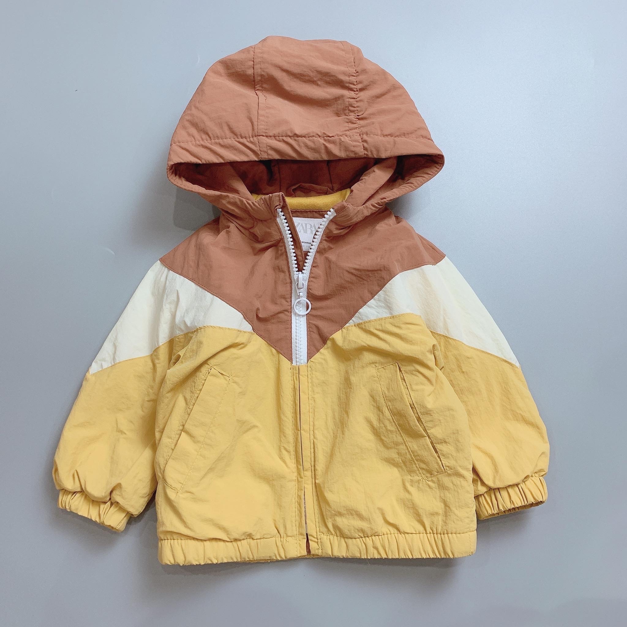 TD20-Áo khoác zara vàng phối trắng mũ nâu