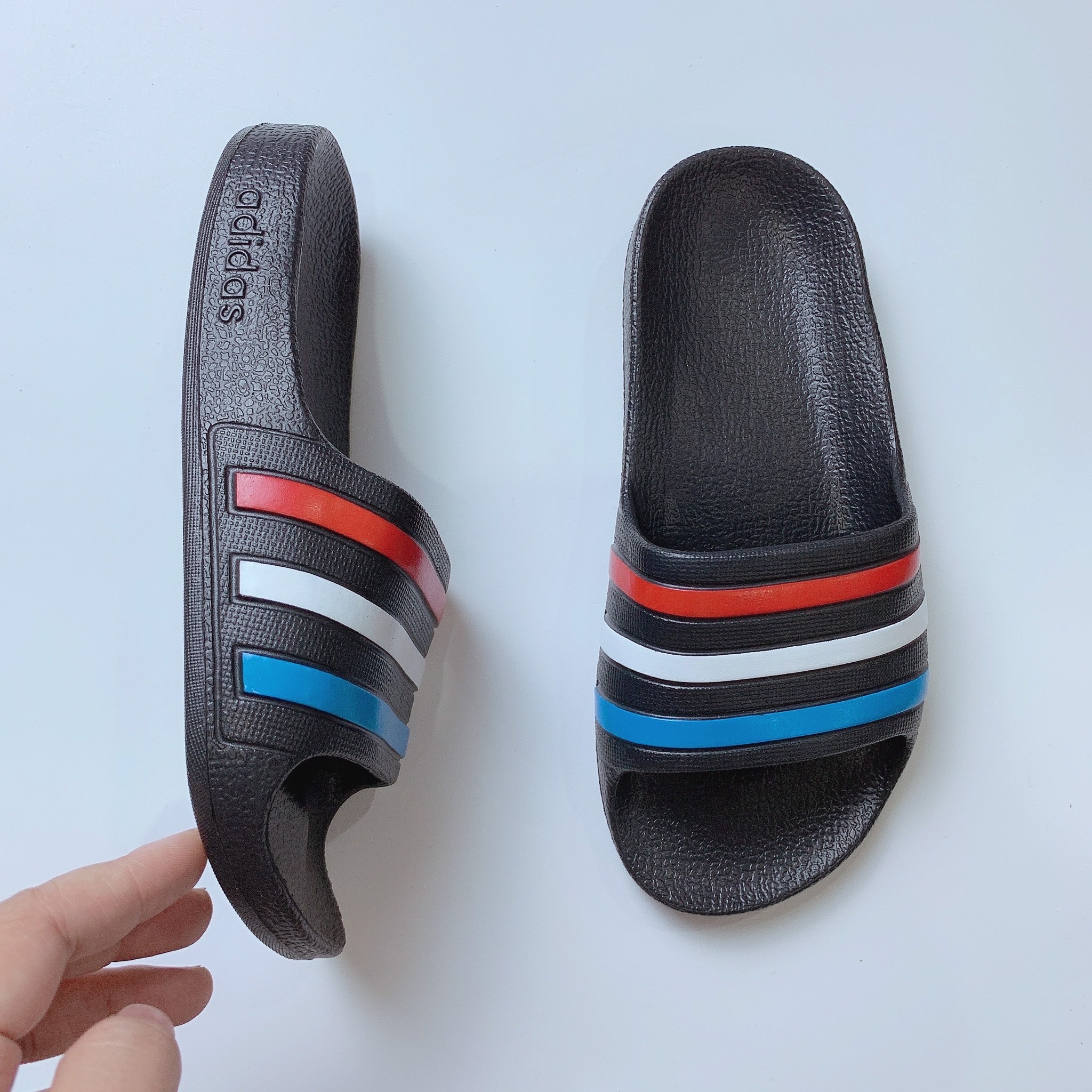 Dép Adidas đúc nguyên khối - đen sọc đỏ trắng blue