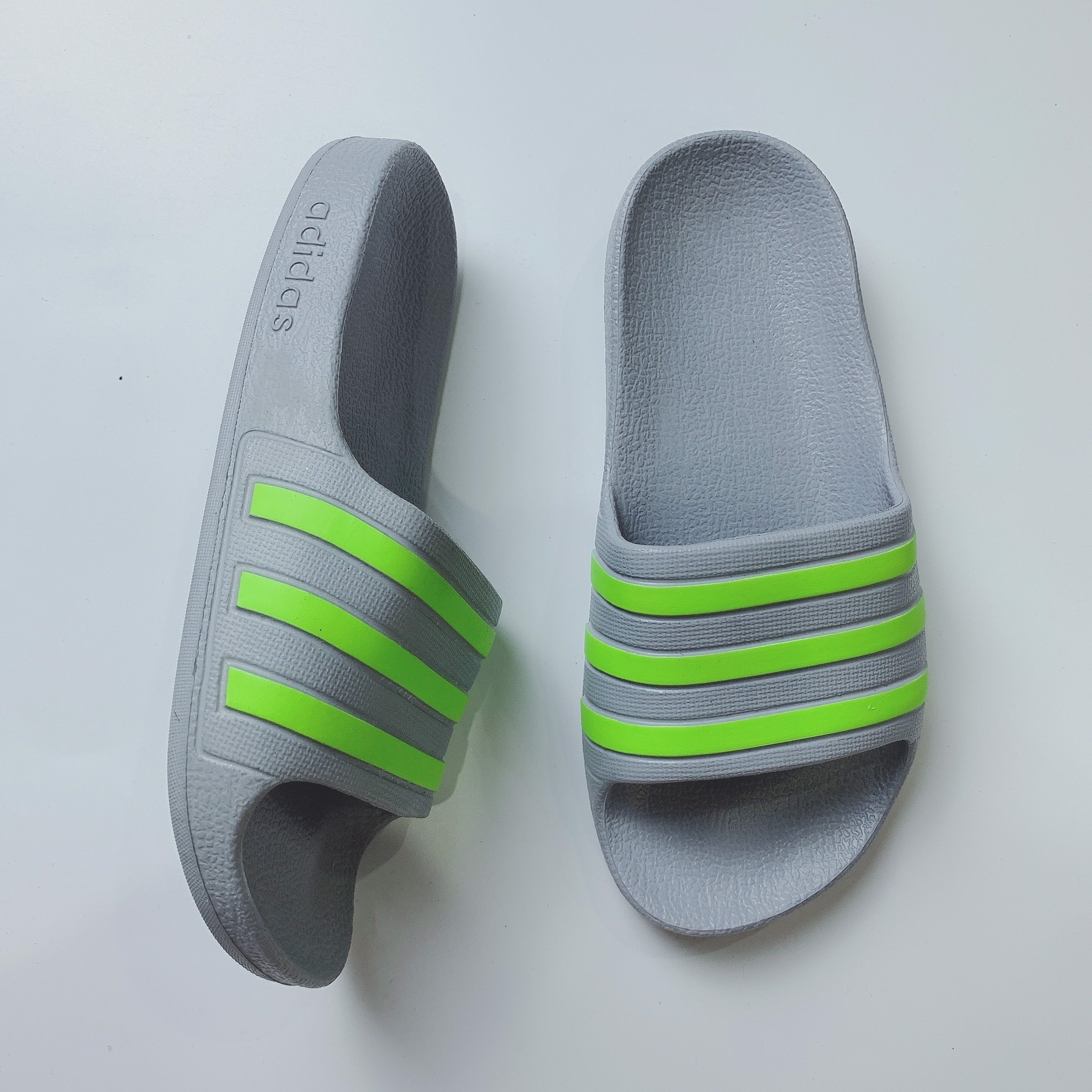 Dép Adidas đúc nguyên khối - ghi sọc xanh cốm