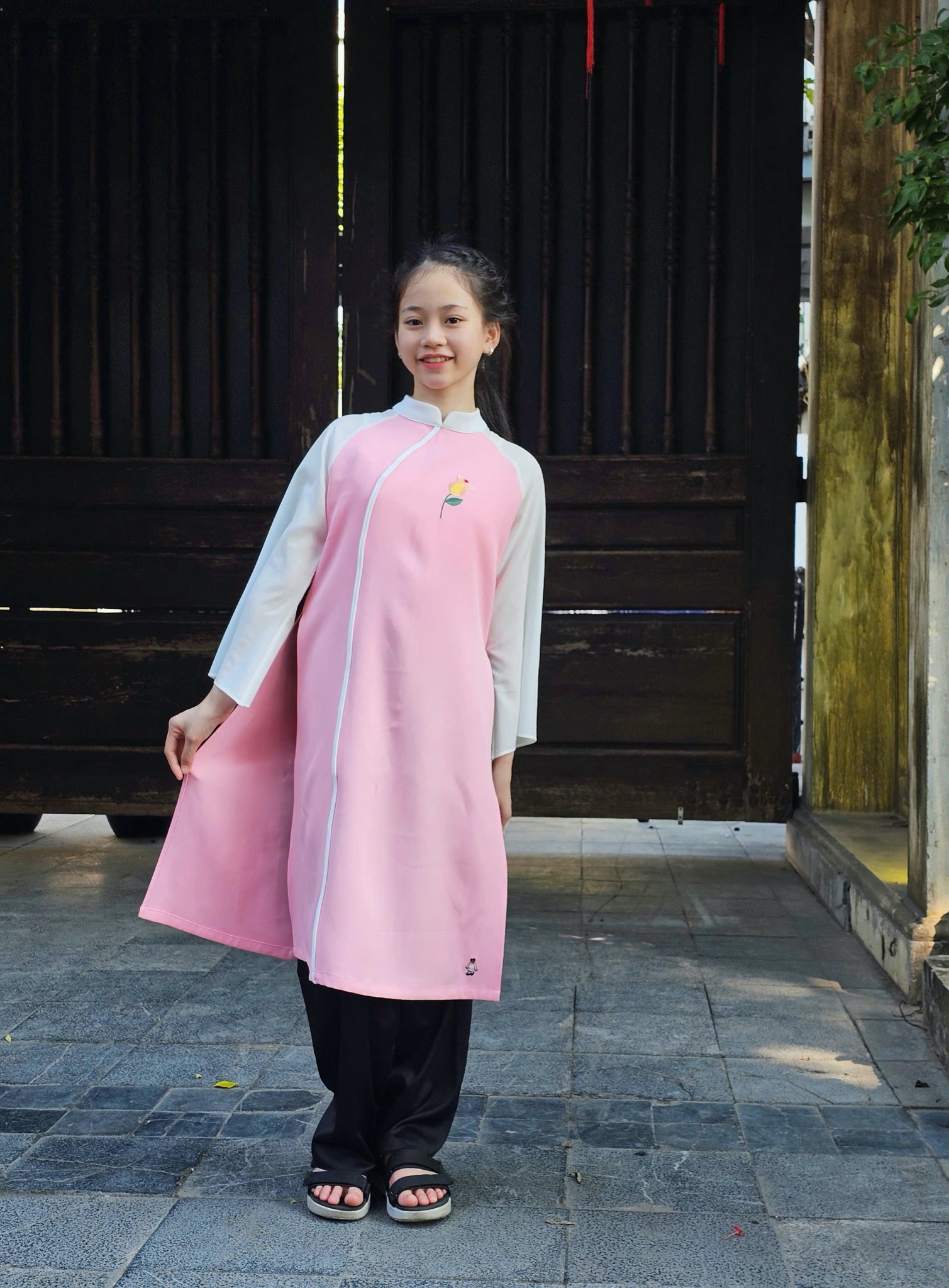 Áo dài Bee Mon kèm bờm thêu hoa cho bé gái size 130-160