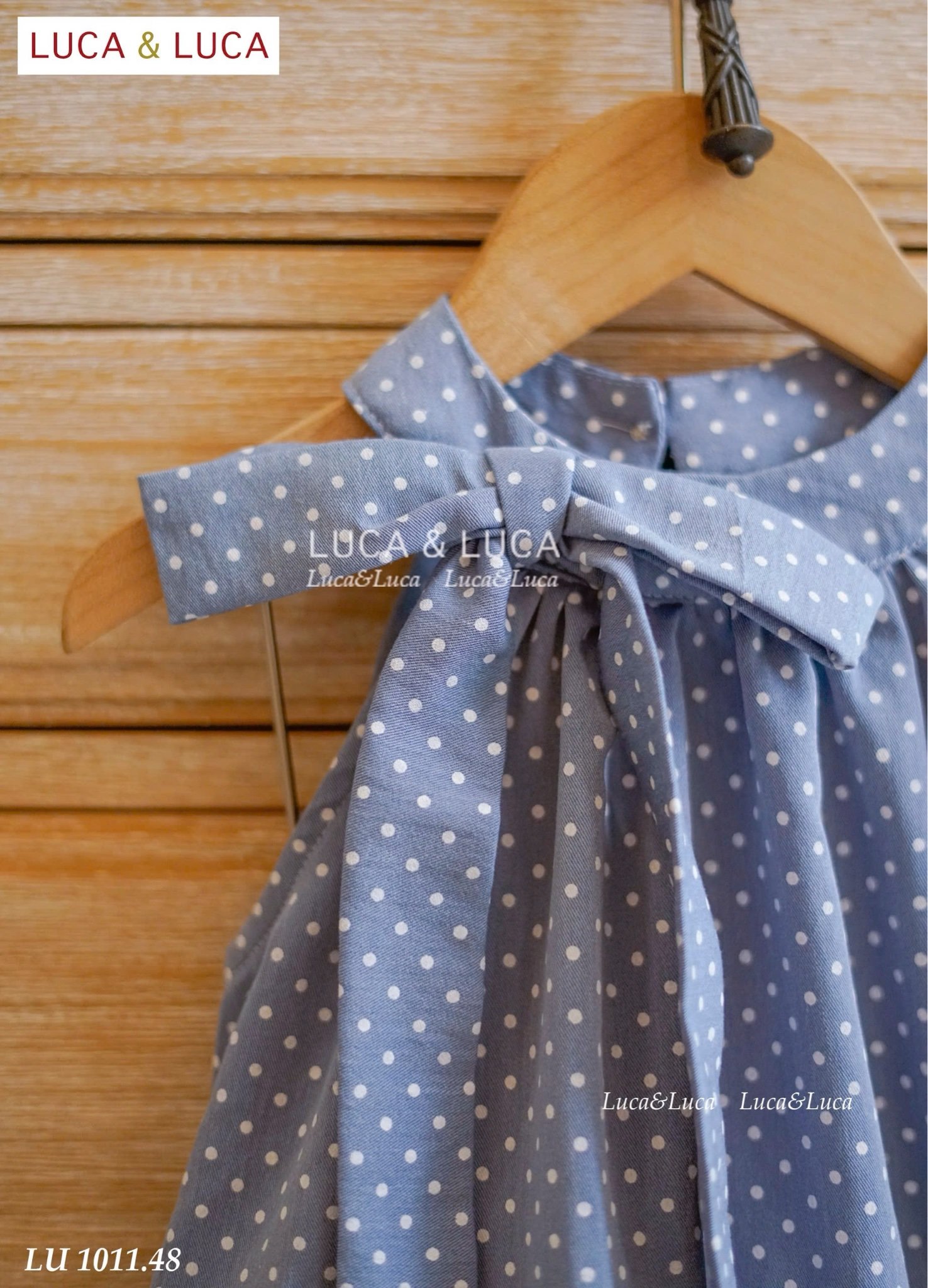 Lu 1011 - Váy Luca denim xanh chấm bi cổ yếm phối nơ bé gái size 2-12y
